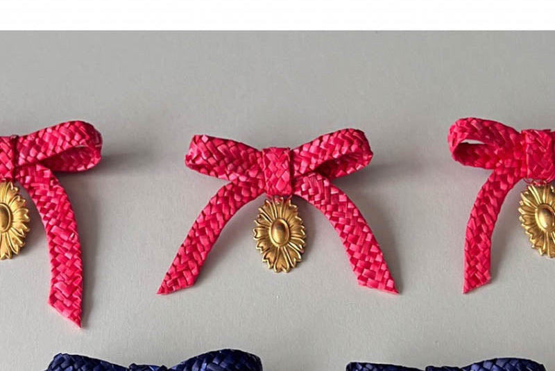 Straw bow brooches
