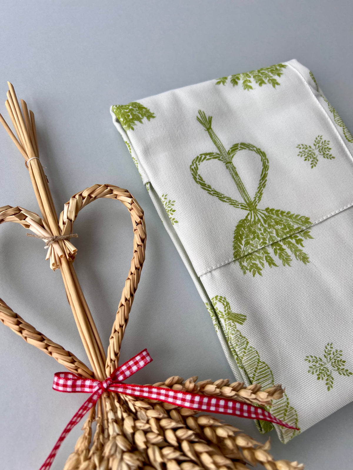 Corn Dolly Pattern No. 1 White and Green Cotton Pocket Apron